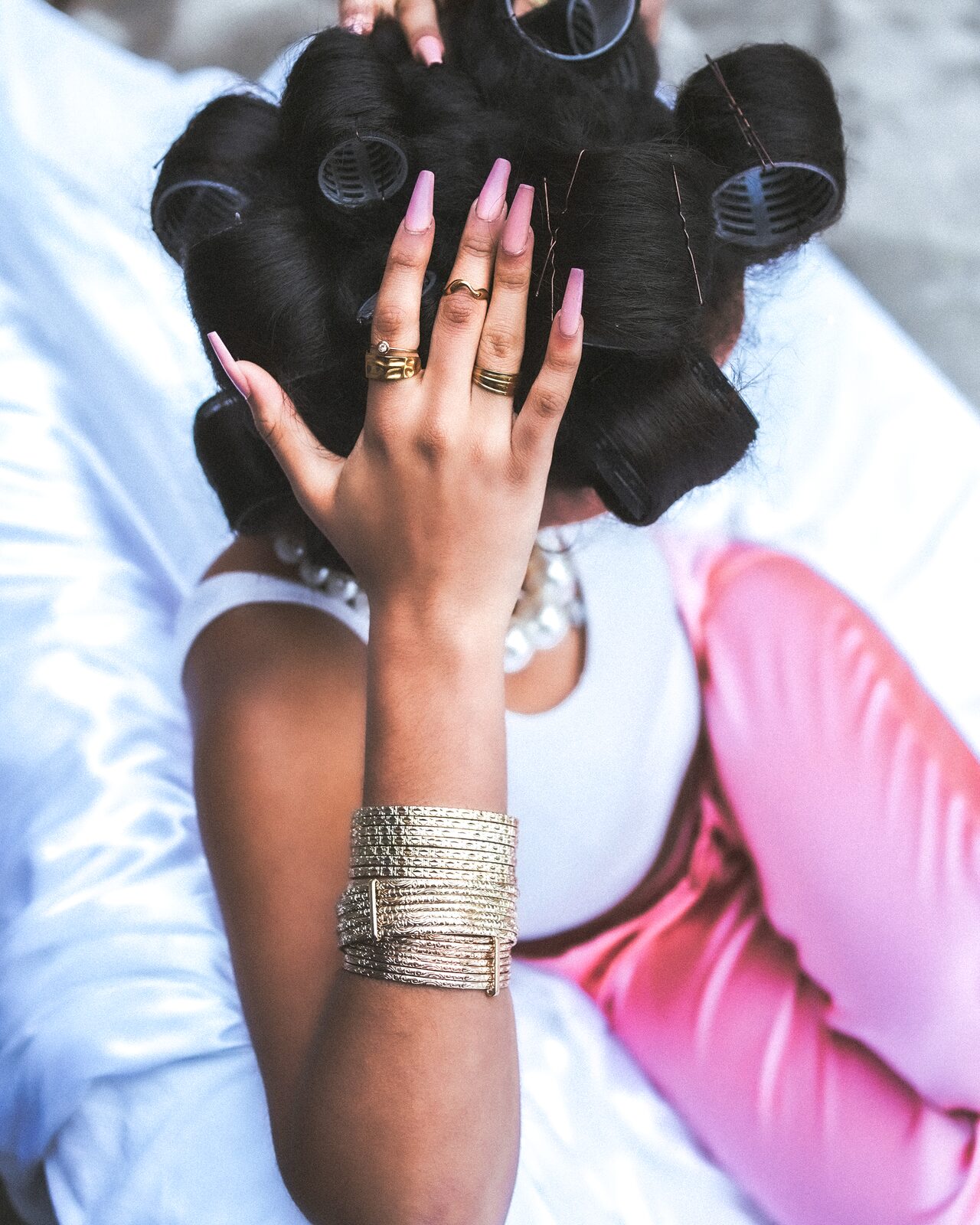 Hand with long pink nails on hair rollers — HunchoSwf / Sawssen Fajr for ZELZAL